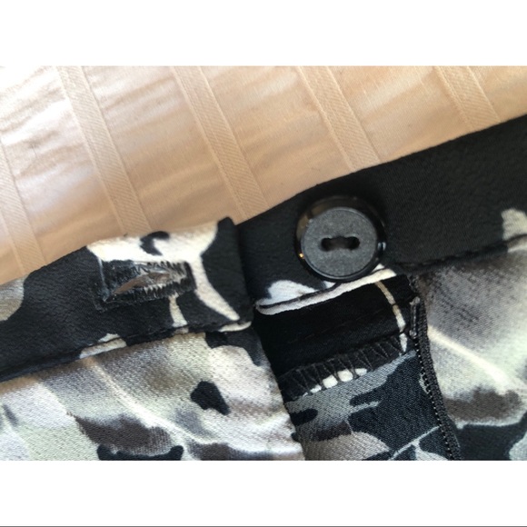 Floral A-Line Flowy Skirt w Closing Button & Zip - Picture 5 of 11